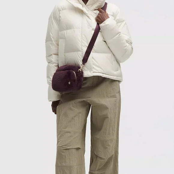 Everywhere Crossbody Bag 2L Plush Fleece ColourBlack Plum/Gold - Picture 2 of 5